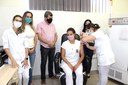 Técnica de enfermagem recebe primeira vacina contra Covid-19 em Ariranha e comemora: 'é muita emoção'